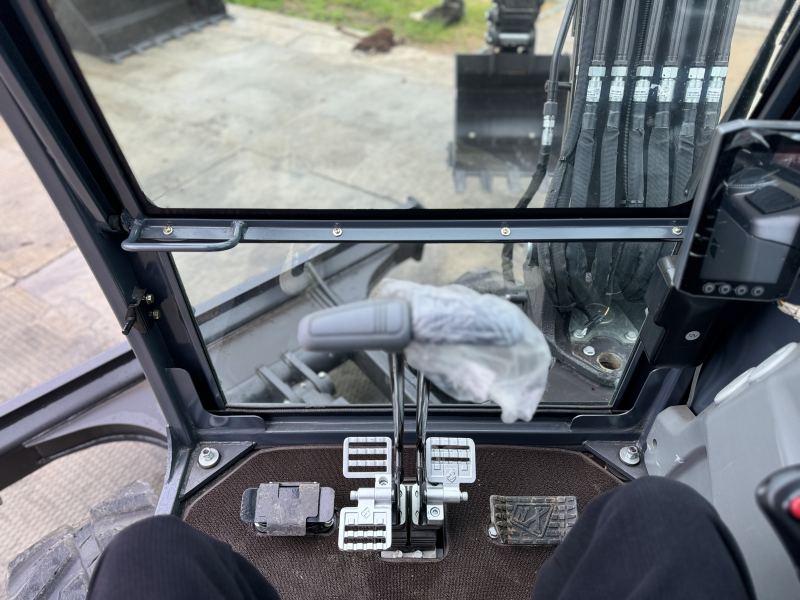 Мини-экскаватор QUADTRAC EX60 (6 т, кабина, А/С, квикаплер, поворотная стрела) HV Market