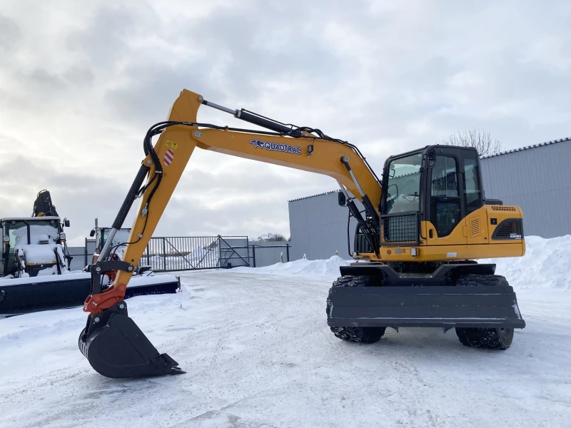 Мини-экскаватор QUADTRAC E130WH (12т, кабина, квикаплер)