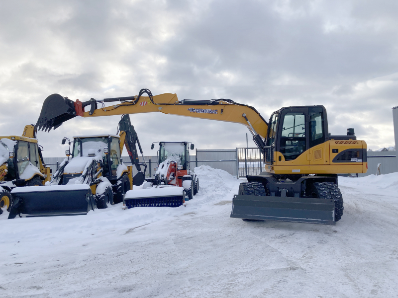 Мини-экскаватор QUADTRAC E130WH (12т, кабина, квикаплер)