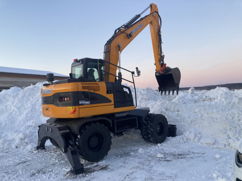 Мини-экскаватор QUADTRAC E130WH (12т, кабина, квикаплер)