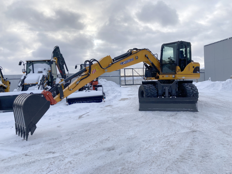 Мини-экскаватор QUADTRAC E130WH (12т, кабина, квикаплер)