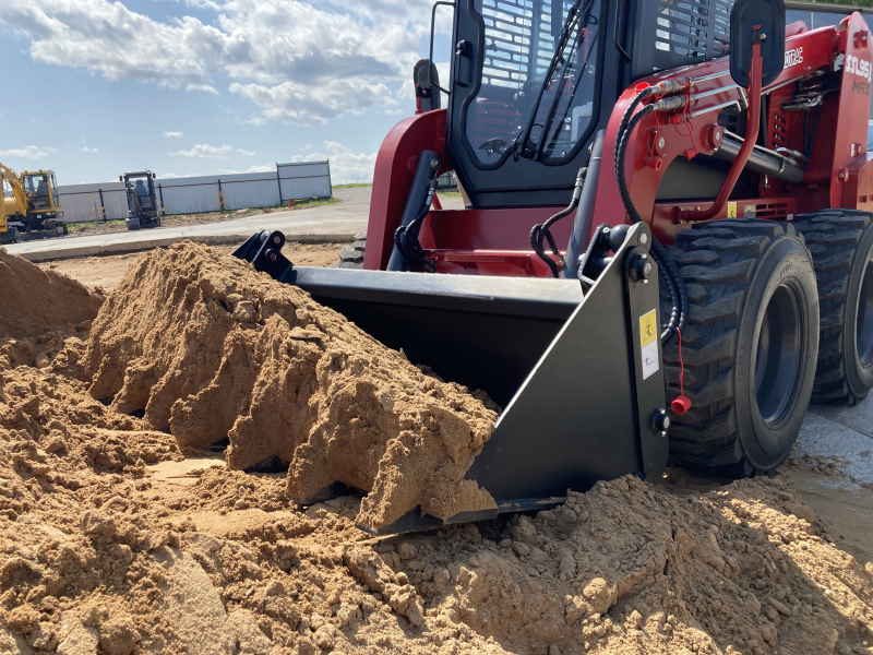 Мини-погрузчик QUADTRAC SSL95 MAX (950 кг кондиционер ковш 4-1)