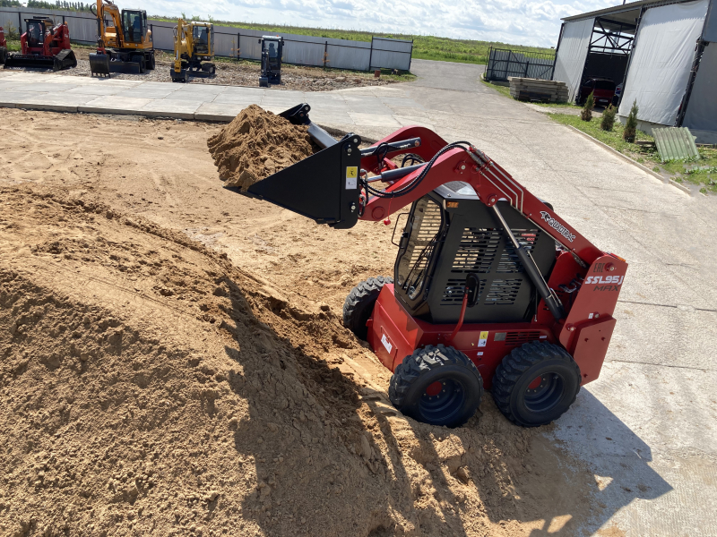 Мини-погрузчик QUADTRAC SSL95 MAX (950 кг кондиционер ковш 4-1)