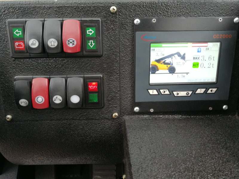 Мини-погрузчик QUADTRAC TH630 (3 т 6 метров, конд, вилы, ковш 2 куба гидростат, Италия)